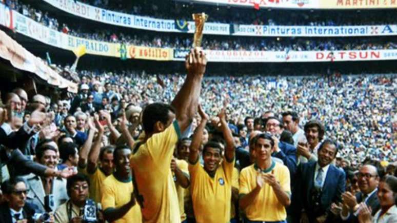 Carlos Alberto, capitão do Brasil na Copa de 70, disputou o torneio como atleta do Santos (Foto: Reprodução/web)