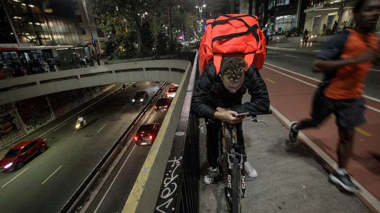 A avenida Paulista é um dos pontos de concentração de entregadores de aplicativos de serviços