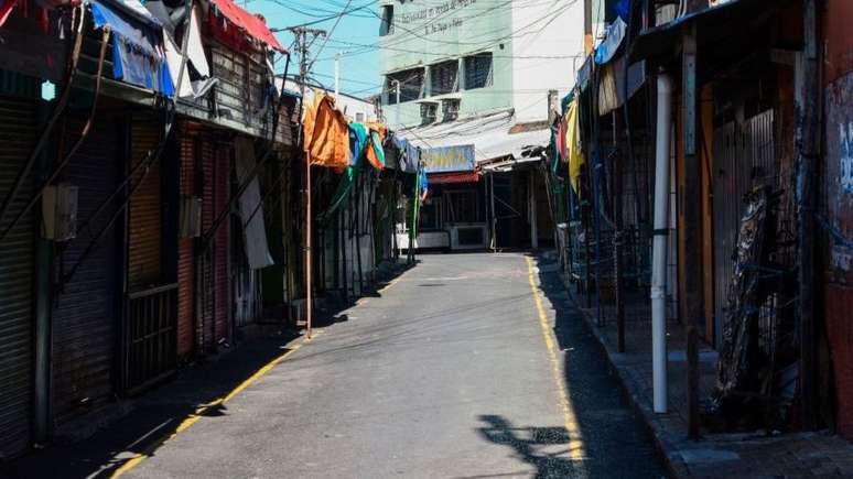 Muitas ruas da capital paraguaia, Assunção, ficaram desertas depois que quarentena foi decretada