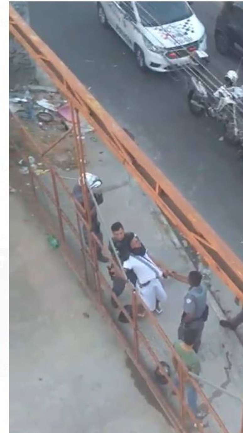 Vídeo mostra ação de PM contra um jovem, que desmaiou após ser estrangulado durante uma abordagem da Polícia Militar.