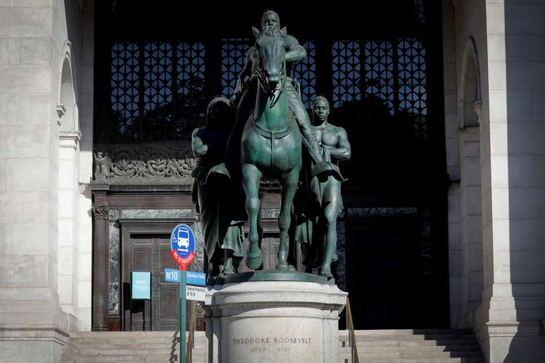 Est&aacute;tua de Theodore Roosevelt em frente ao Museu de Hist&oacute;ria Natural, em Nova York
22/06/2020 REUTERS/Mike Segar