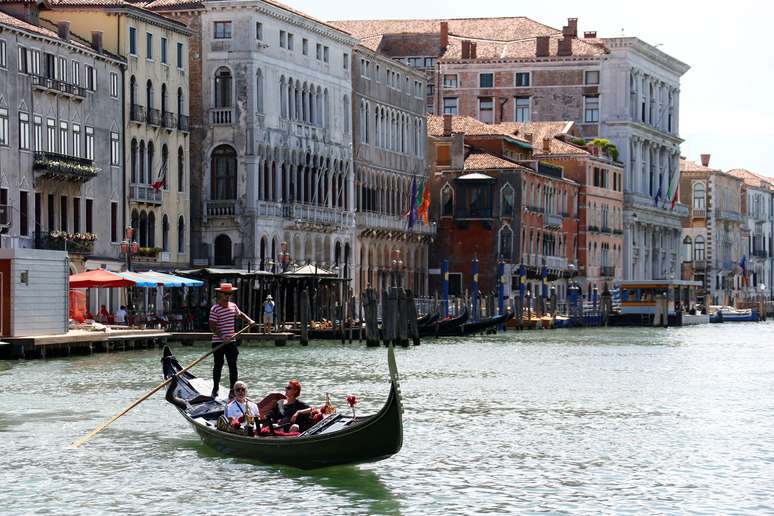 Turistas passeiam em gôndola em Veneza
21/06/2020
REUTERS/Fabrizio Bensch