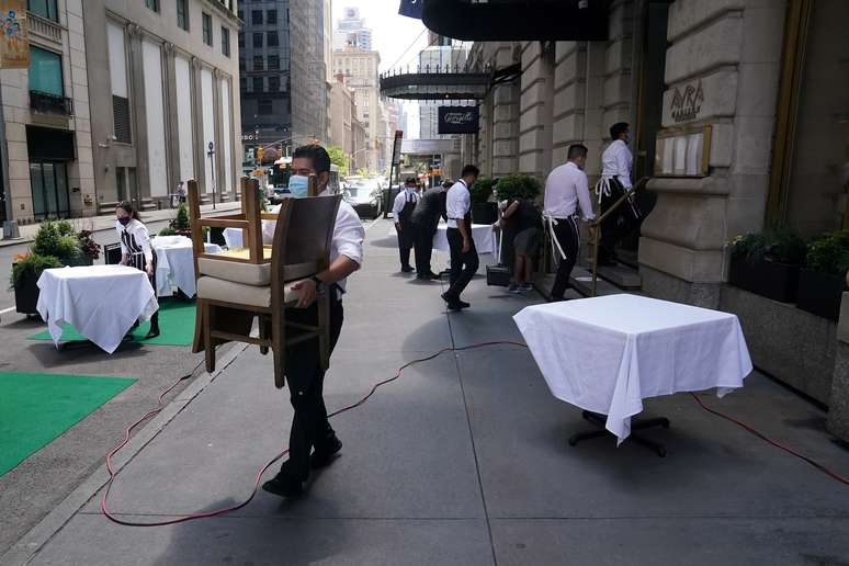 Garçom monta mesa em frente a restaurante em Nova York
22/06/2020 REUTERS/Carlo Allegri