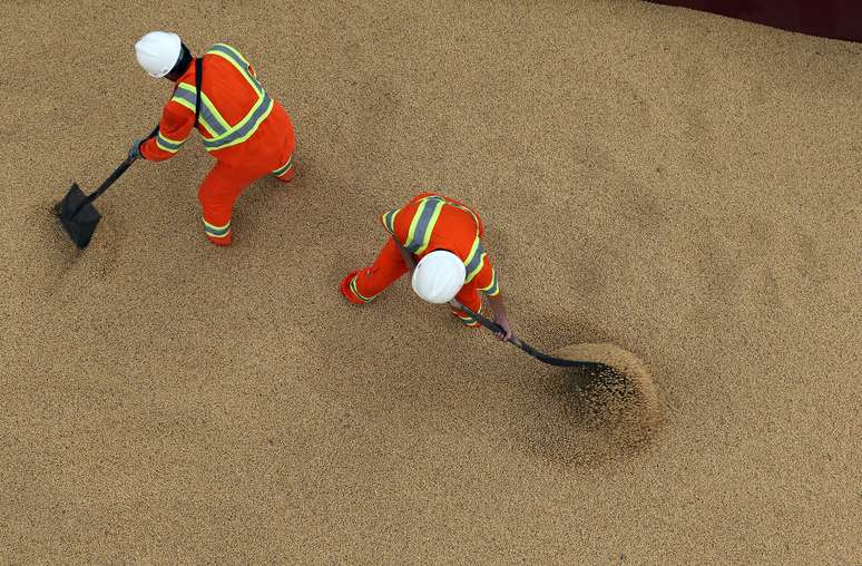 Navio carregado com soja para exporta&ccedil;&atilde;o no porto de Santos (SP) 
13/03/2017
REUTERS/Paulo Whitaker