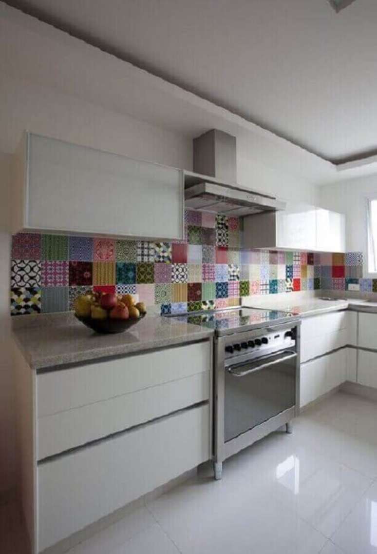 11. A faixa decorativa para cozinha pode ajudar a levar um pouco de cor para a decoração – Foto: Pinterest