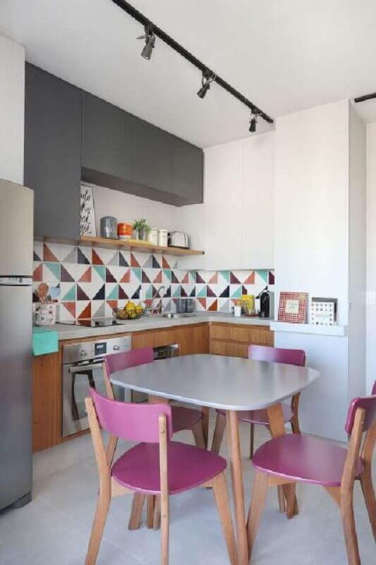 12. Decoração colorida com faixa para cozinha moderna planejada – Foto: Jeito de Casa