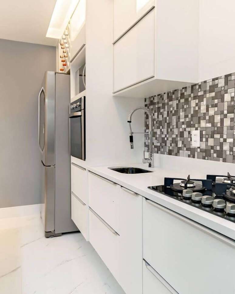 14. Decoração com faixa para cozinha moderna branca – Foto: Eduardo Cavalcanti Castro