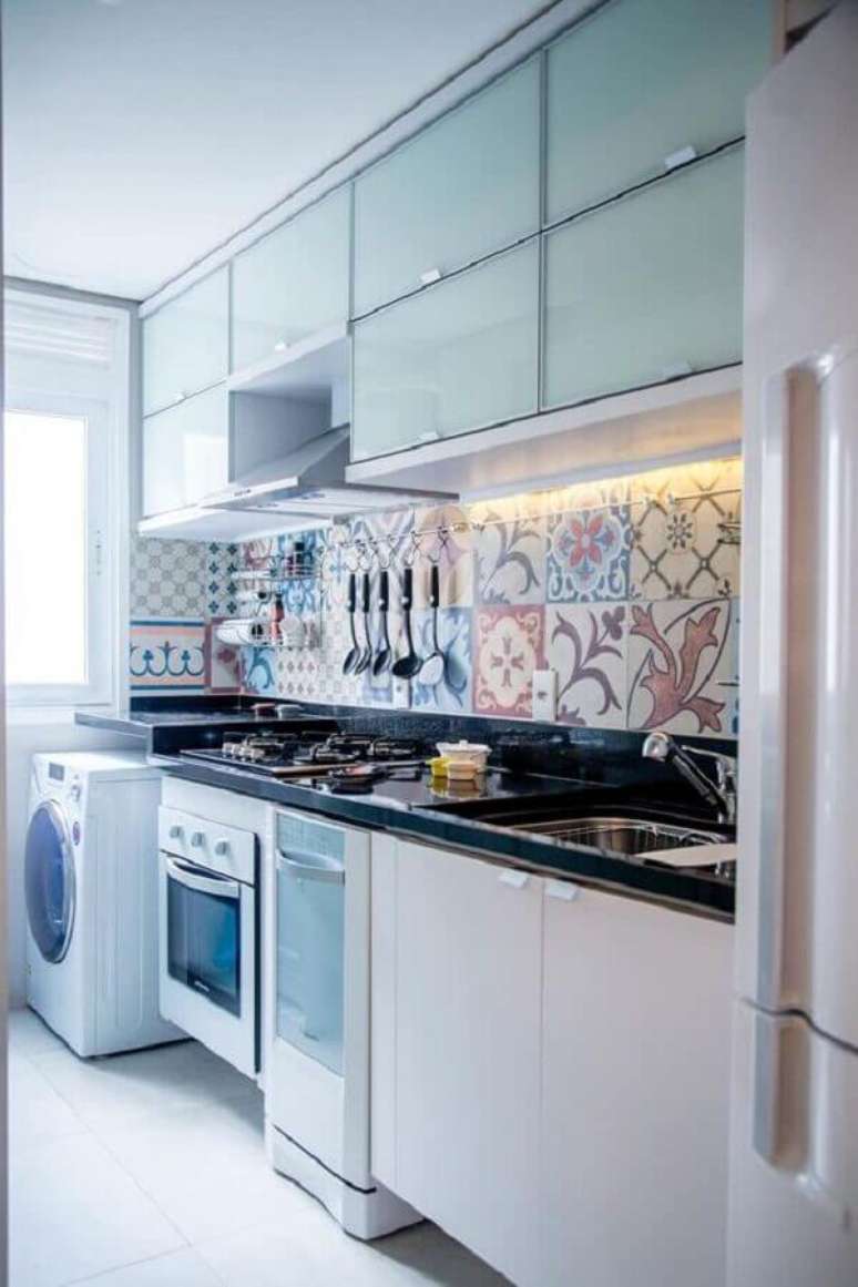15. Faixa de cer&acirc;mica para cozinha moderna pequena planejada &ndash; Foto: Dicas de Mulher