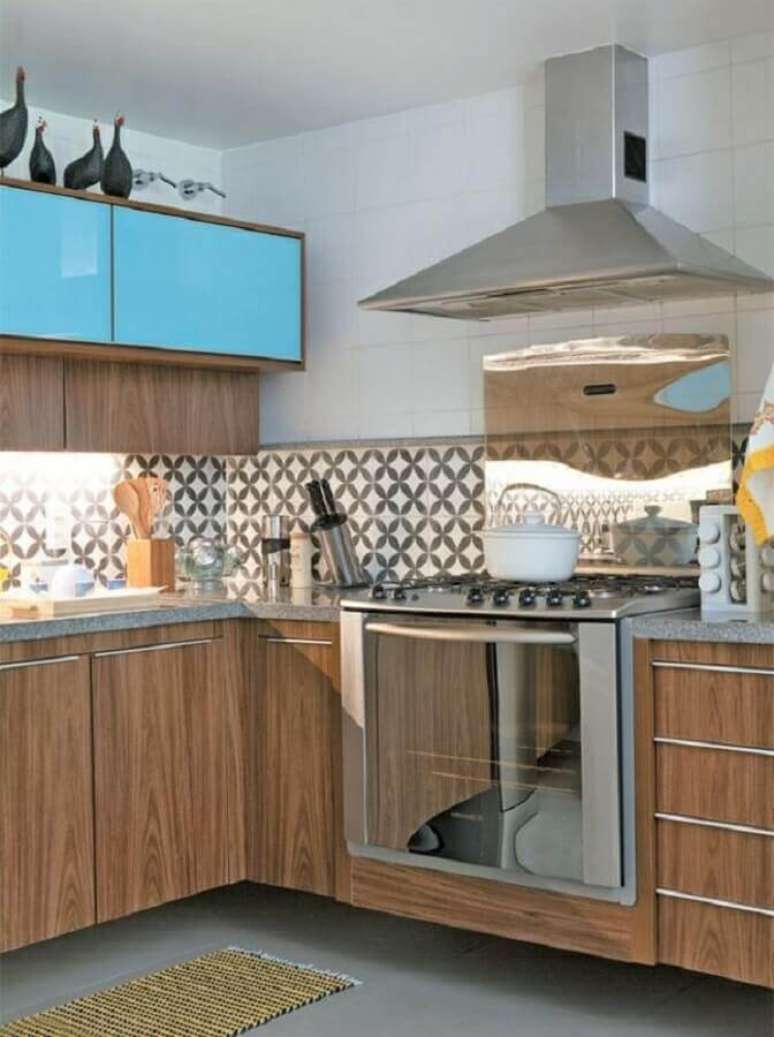 16. Decora&ccedil;&atilde;o com faixa para cozinha moderna planejada com arm&aacute;rios de madeira &ndash; Foto: Reciclar e Decorar