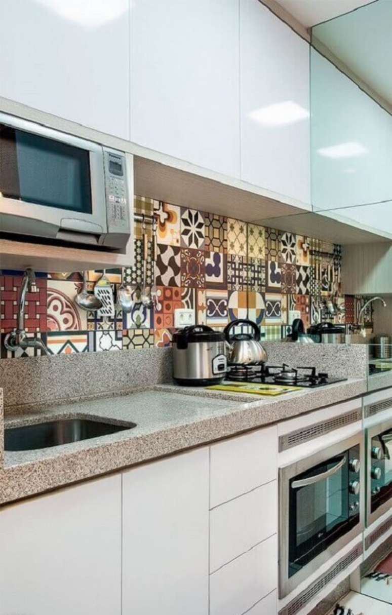 1. Invista na faixa decorativa para cozinha e deixe seu ambiente muito mais bonito – Foto: Jeito de Casa
