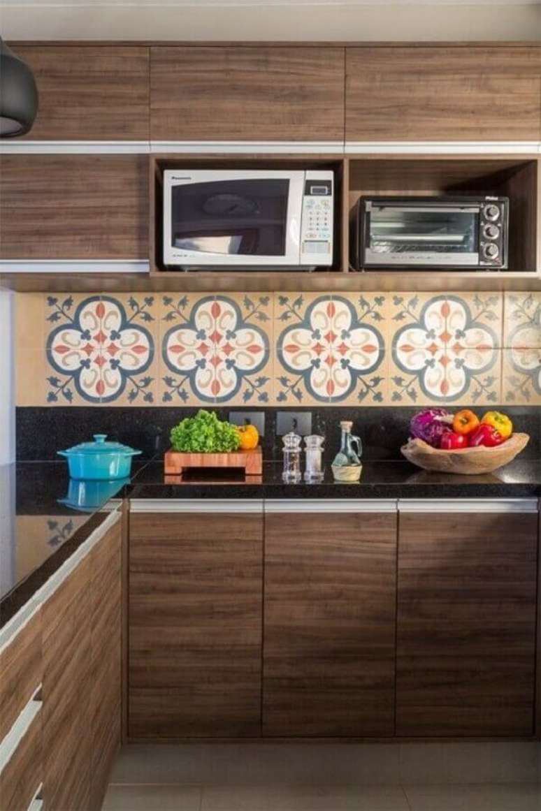 2. A faixa decorativa para cozinha acrescenta um toque muito charmoso na decora&ccedil;&atilde;o &ndash; Foto: Lore Arquitetura