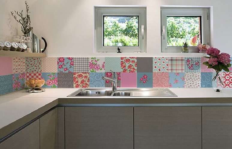 9. Modelo de faixa adesiva para cozinha com estampa retr&ocirc; &ndash; Foto: Reclicar e Decorar