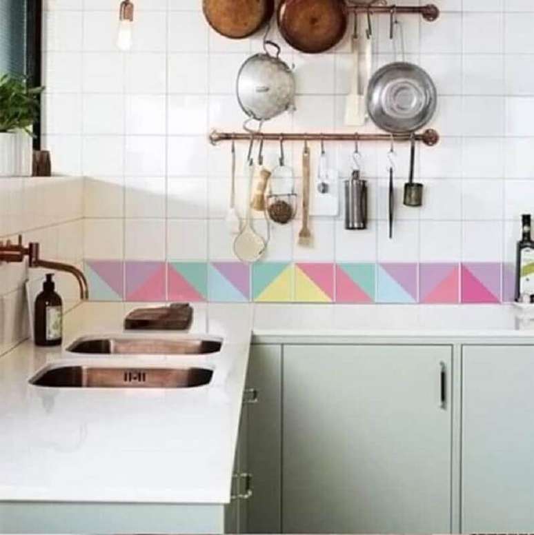 20. Modelo colorido de faixa adesiva para cozinha branca – Foto: Eduardo Cavalcanti Castro