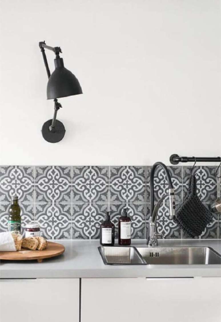 23. Faixa de cerâmica para cozinha decorada com arandela preta moderna – Foto: These Four Walls