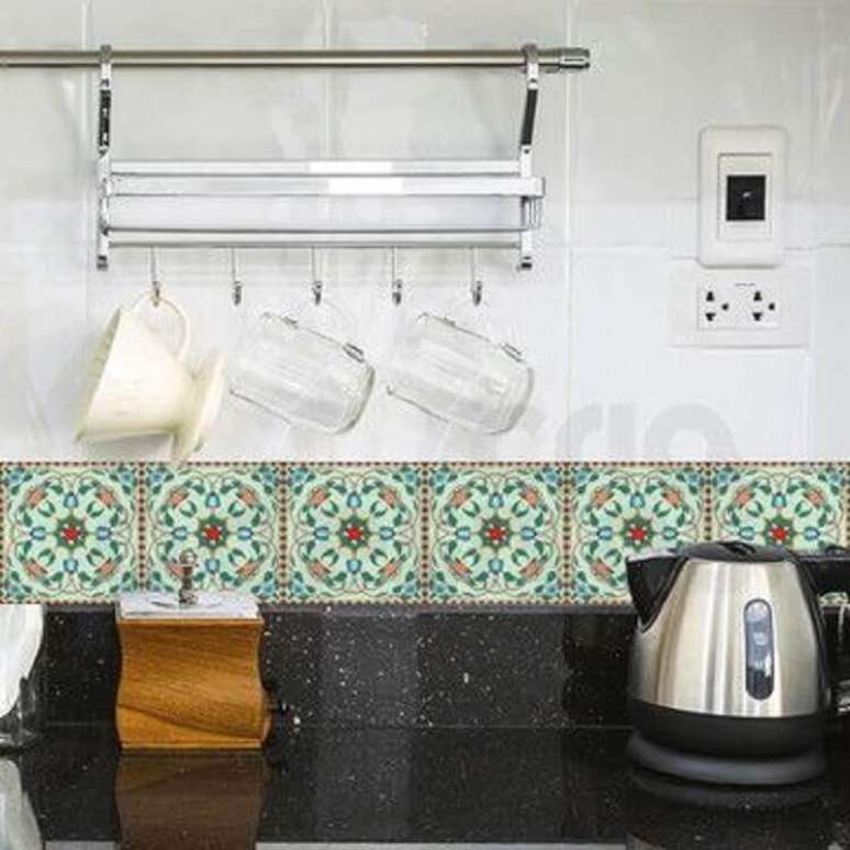 27. Modelo simples de faixa de cerâmica para cozinha – Foto: Reciclar e Decorar