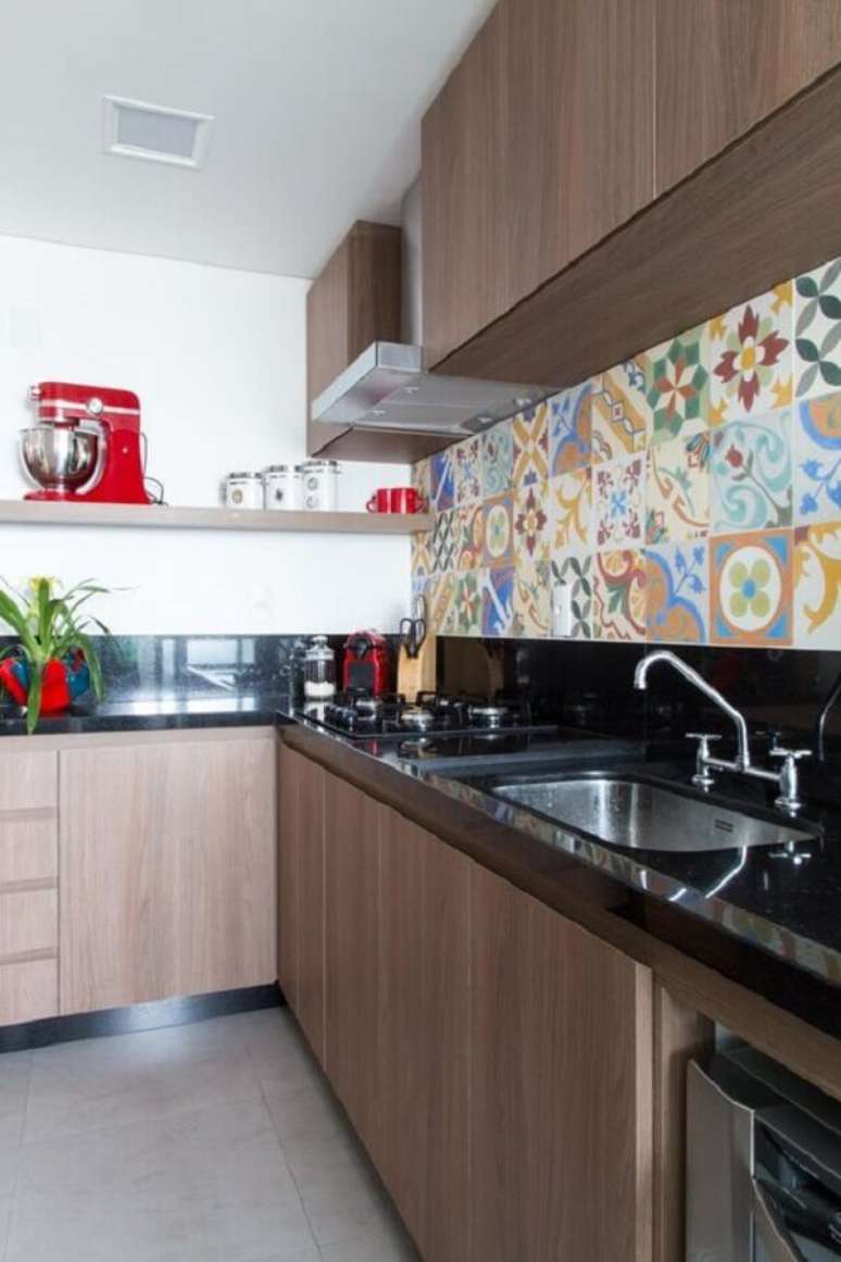 29. Invista em modelos de faixa de cerâmica para cozinha bem coloridos para alegrar seu ambiente – Foto: Pé Direto