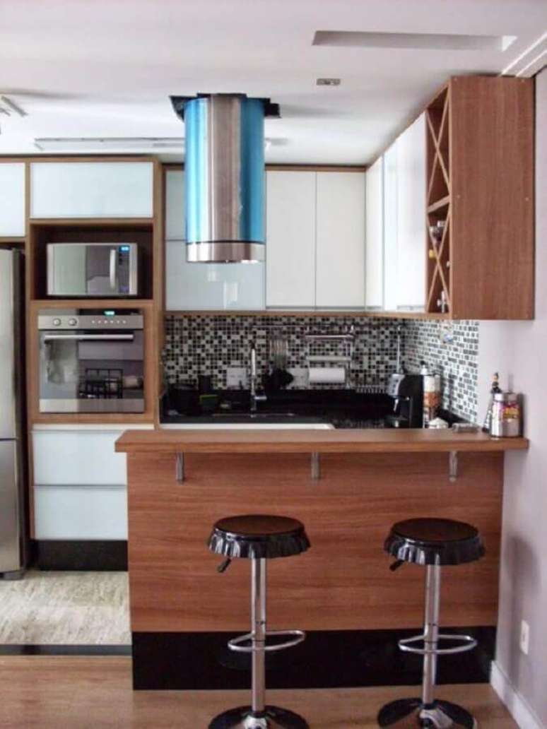 30. Faixa decorativa para cozinha americana decorada com armários de madeira com portas brancas – Foto: Reciclar e Decorar