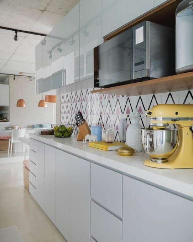 31. A grande vantagem da faixa adesiva para cozinha &eacute; que s&atilde;o super f&aacute;ceis de colocar e n&atilde;o precisam de reforma &ndash; Foto: Pinterest