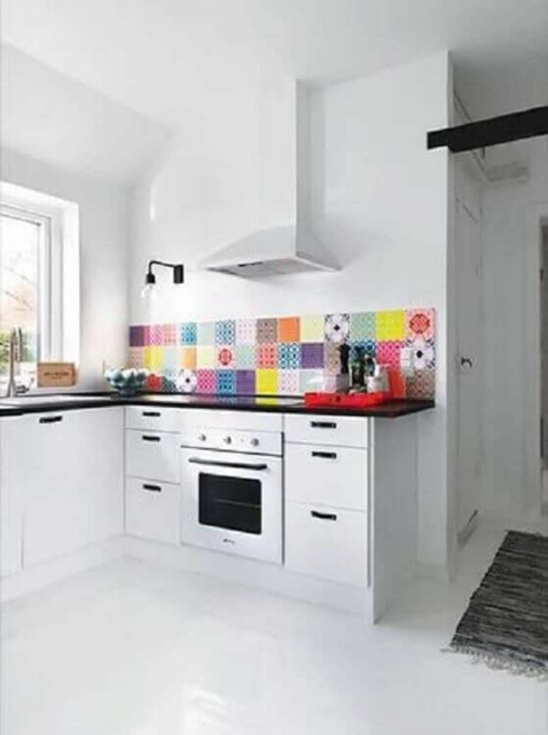 33. Aqui o ambiente bem clean ganhou um toque de cor com a faixa adesiva para cozinha &ndash; Foto: Vila do Artes&atilde;o Artesanato