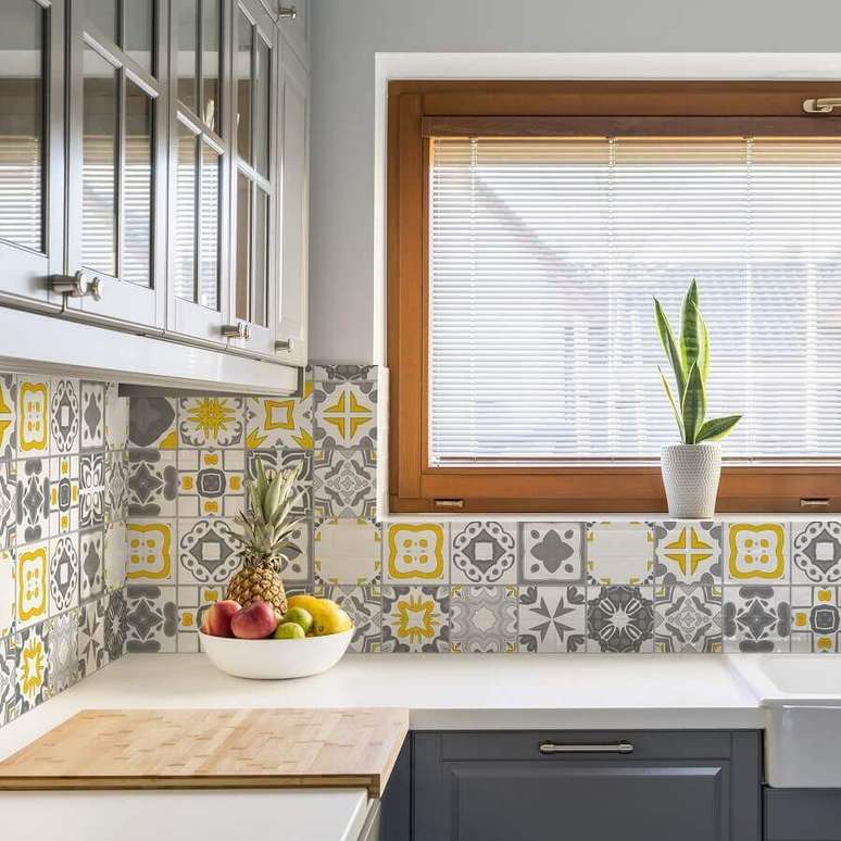 35. Modelo de faixa decorativa para cozinha cinza e branca – Foto: Archzine