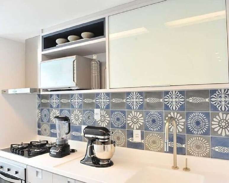 36. Decoração clean com faixa decorativa para cozinha branca planejada – Foto: Pinterest