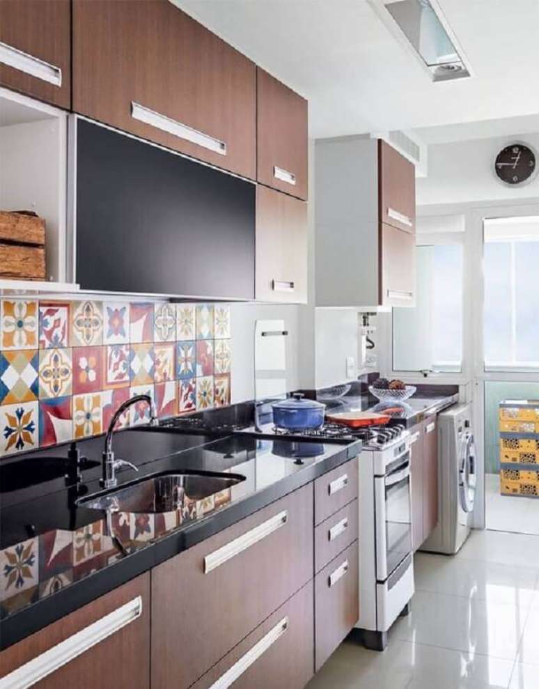 38. Faixa decorativa para cozinha pequena integrada com lavanderia e decorada com arm&aacute;rios planejados &ndash; Foto: Simples Decora&ccedil;&atilde;o