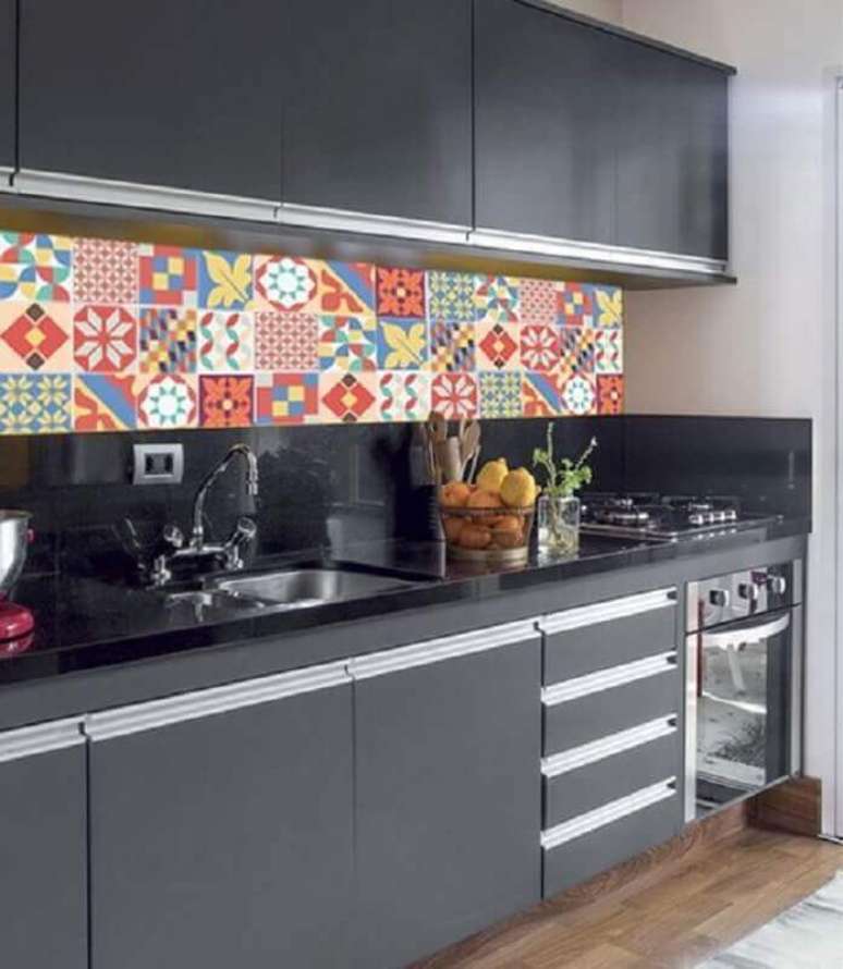 40. Aqui a faixa decorativa para cozinha preta deixou o ambiente mais descontraído – Foto: Pinterest