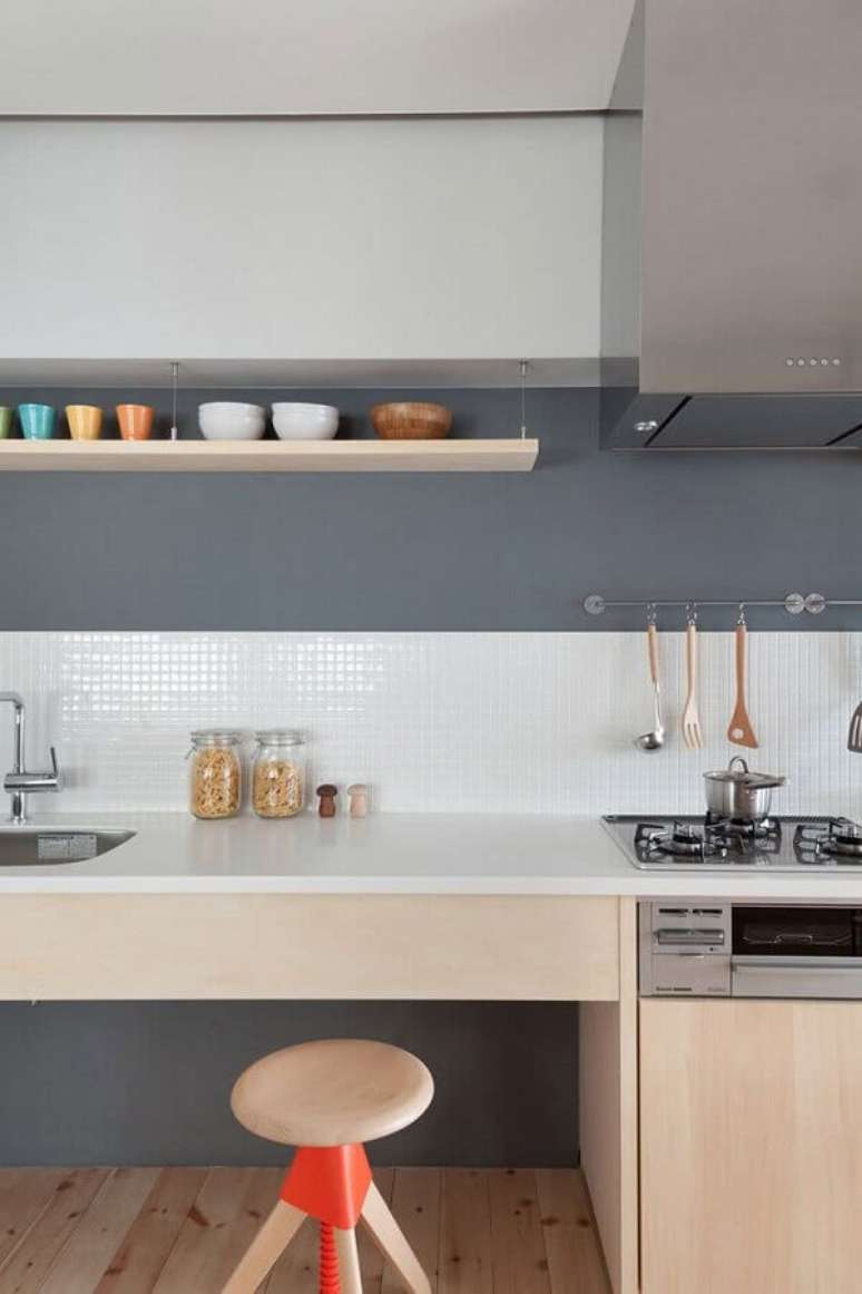 42. Decoração com faixa para cozinha moderna cinza e branca – Foto: Archilovers