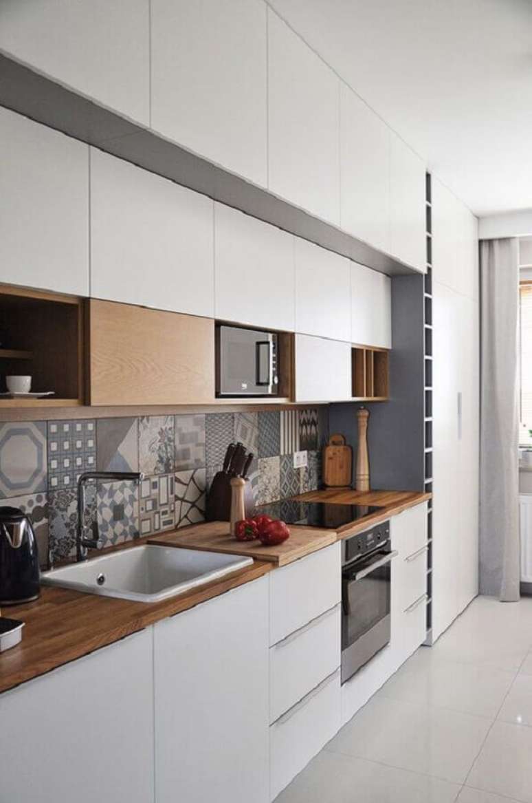 43. Faixa decorativa para cozinha moderna decorada com armários planejados – Foto: Pinterest