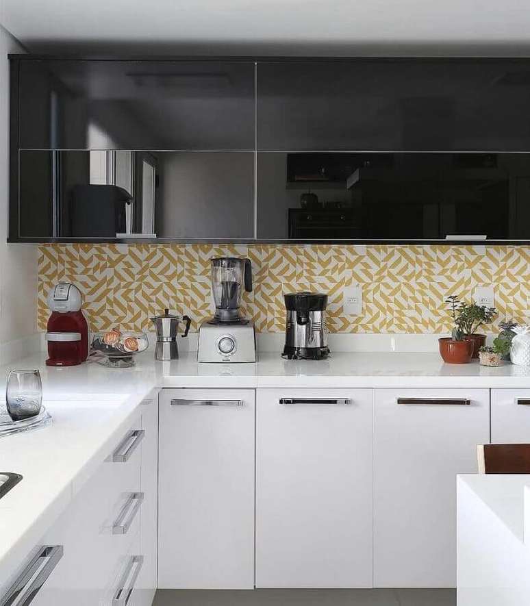 6. Decoração com faixa adesiva para cozinha planejada preta e branca – Foto: Webcomunica