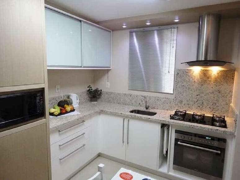 44. Aqui a faixa decorativa para cozinha foi feita com granito, o mesmo material da bancada &ndash; Foto: Comprando Meu Ap&ecirc;