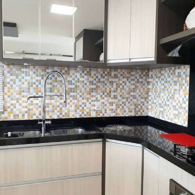 45. Hoje em dia j&aacute; podemos encontrar pastilhas adesivas e pastilhas de vidro para fazer faixa decorativa para cozinha &ndash; Foto: Pinterest