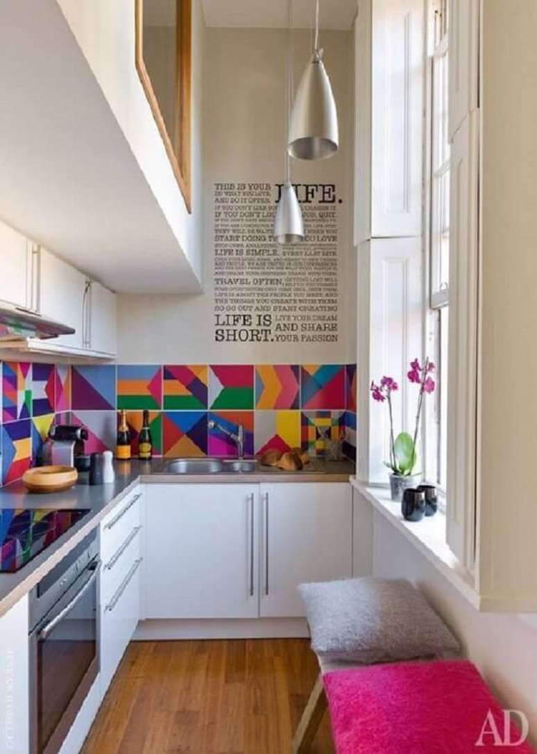 48. Modelo colorido de faixa decorativa para cozinha pequena toda branca moderna – Foto: Casa Casada