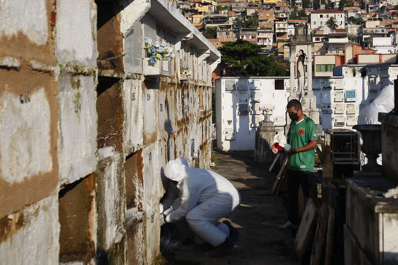 Sepultamentos de pessoas suspeitas de morte pelo Covid – 19, realizados no cemitério do Catumbi, Centro do Rio, neste sábado (18).