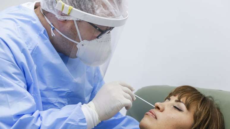 Os testes para o diagn&oacute;stico de covid-19 est&atilde;o sendo aplicados nos postos de sa&uacute;de