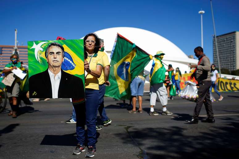 Apoiadora segura pintura com o rosto do presidente Jair Bolsonaro em manifestação em Brasília