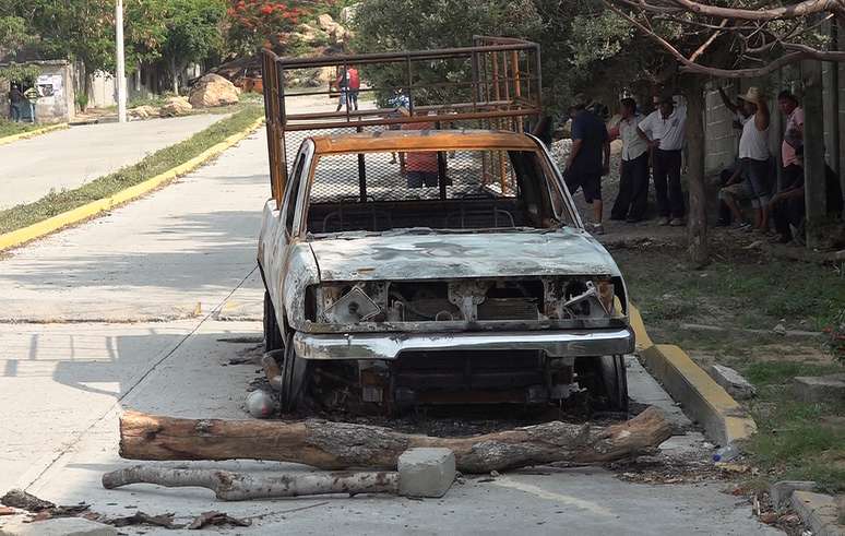 Veículo queimado após grupo atacar moradores de aldeia indígena em San Mateo del Mar, México
22/06/2020
REUTERS/Jose de Jesus Cortes