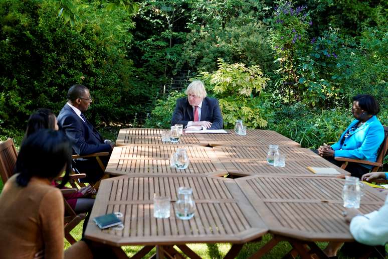Premiê britânico, Boris Johnson, se reúne com membros do seu governo no jardim da residência oficial no Nº10 de Downing Street, Londres
 22, 2020. Andrew Parsons/10 Downing Street/via REUTERS 
