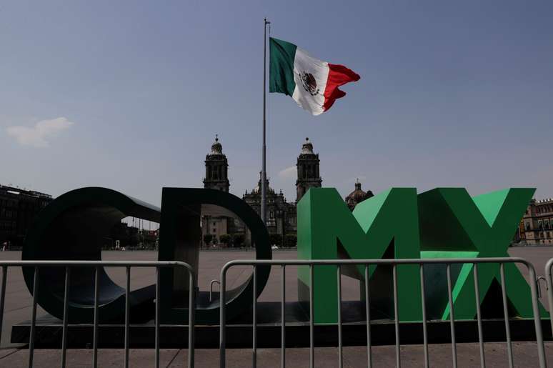 Bandeira do México hasteada na capital
13/04/2020
REUTERS/Henry Romero
