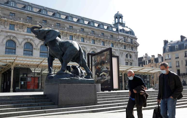 Homens com m&aacute;scara passam pelo Museu do Orsay, em Paris, com as portas fechadas
16/04/2020
REUTERS/Charles Platiau