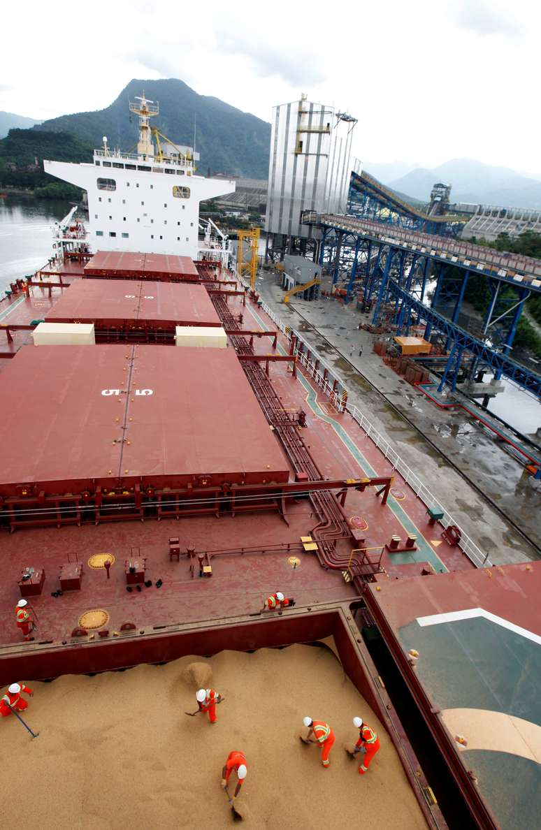 Navio carregado com soja para exporta&ccedil;&atilde;o no porto de Santos (SP) 
13/03/2017
REUTERS/Paulo Whitaker