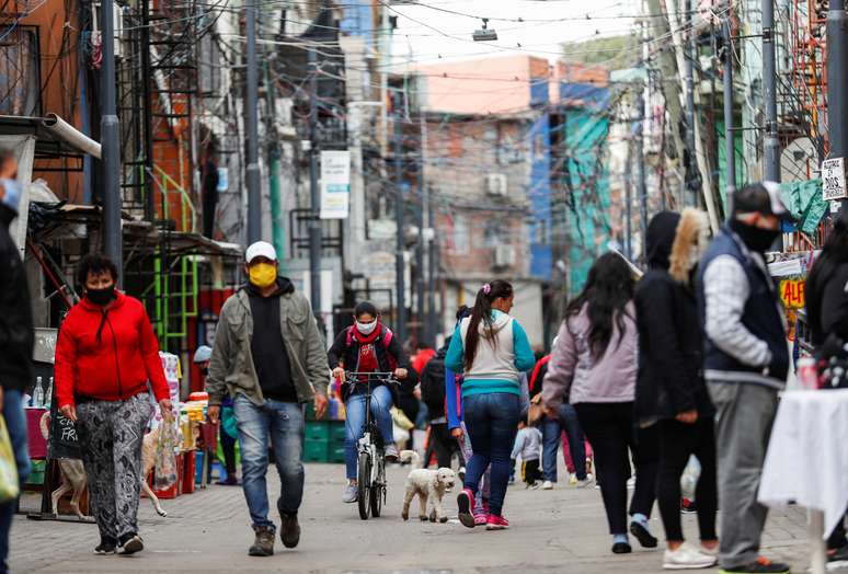 Moradores de Villa 31, em Buenos Aires, fazem compras em meio &agrave; pandemia do Covid-19
06/05/2020
REUTERS/Agustin Marcarian