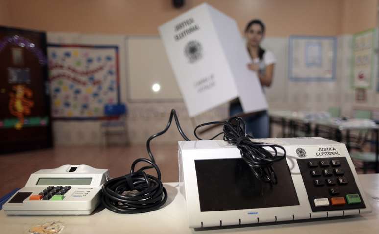 Funcionária da Justiça Eleitoral instala urna eletrônica em local de votação em escola de Brasília
25/10/2014
REUTERS/Ueslei Marcelino 