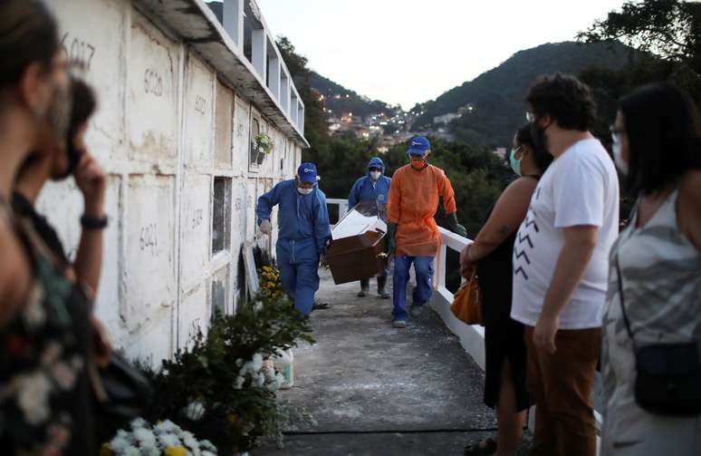 Enterro de vítima da Covid-19 em cemitério do Rio de Janeiro
23/06/2020
REUTERS/Pilar Olivares