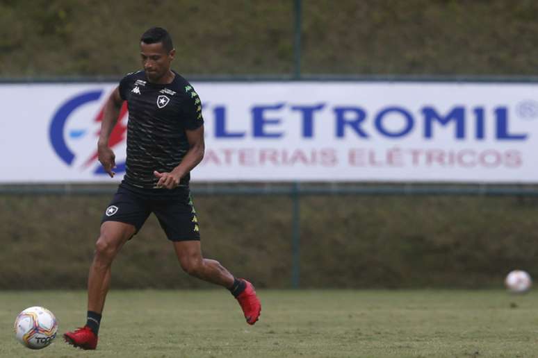 Cícero pode estar de saída do Botafogo por alto salário - Vítor Silva/Botafogo