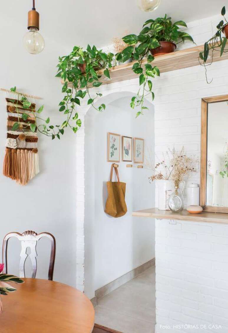 43. Prateleira da sala de jantar decorada com vaso de planta jiboia – Via: Pinterest
