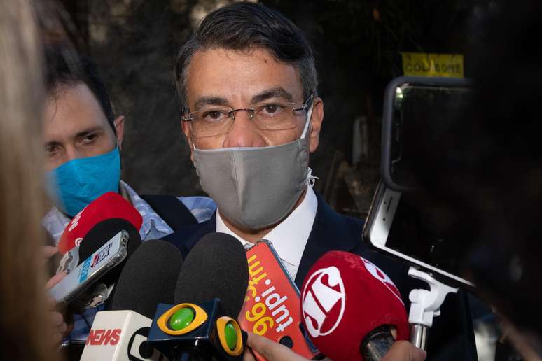 Advogado de Fabrício Queiroz, Paulo Emílio Catta Preta, dá entrevista na porta do presídio de Benfica.