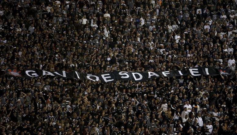 Torcida do Corinthians em ação durante jogo no Pacaembu