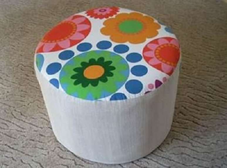 39. Modelo de puff de garrafa pet f&aacute;cil. Fonte: TV Artesanato Passo a Passo