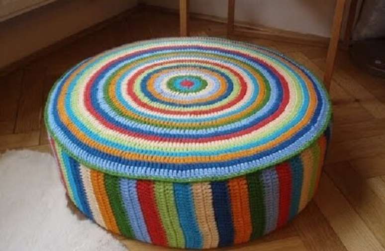 30. Modelo de puff de garrafa pet redondo com acabamento de croch&ecirc;. Fonte: Pinterest
